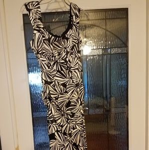 Beautiful black and white ruched dress. Size 4